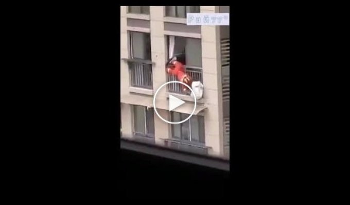 Рятівник дивом не допоміг дівчині вчинити самогубство в Китаї