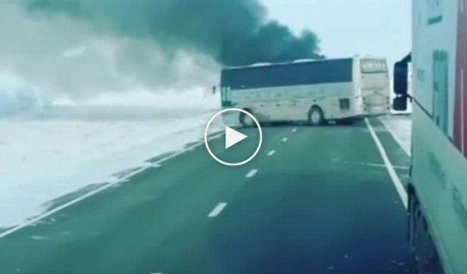 В Казахстане сгорел пассажирский автобус