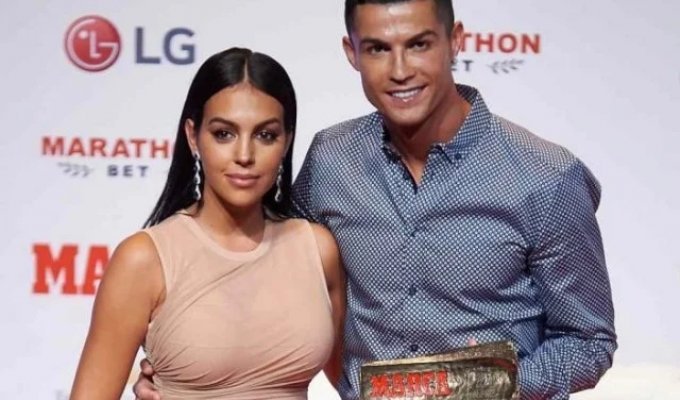 Ronaldo Finally Ties the Knot: First Photos from the Ceremony (3 Photos)