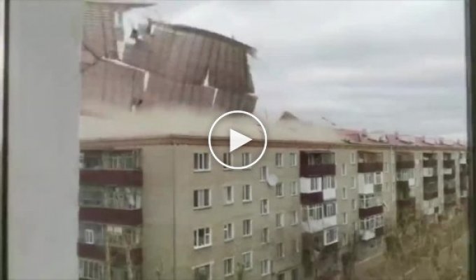 В Казахстане ураганный ветер сорвал крышу пятиэтажного жилого дома (тише звук)