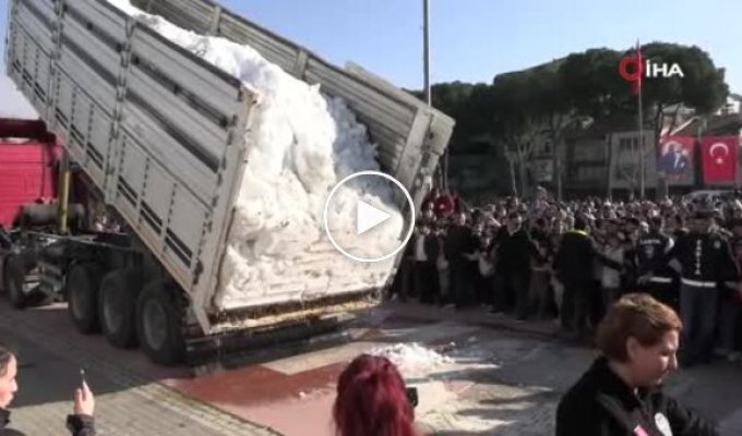 Турецким детям, которые 14 лет не видели снега, выгрузили его из самосвалов
