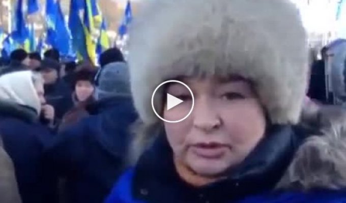 Женщина высказывает свое мнение о Евромайдане