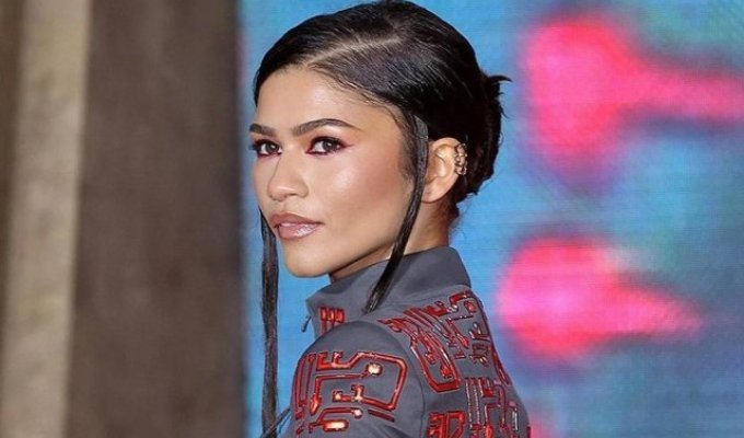 Zendaya's dress from Givenchy by McQueen, which glows - the actress's new appearance at the premiere of "Dune" (3 photos + video)