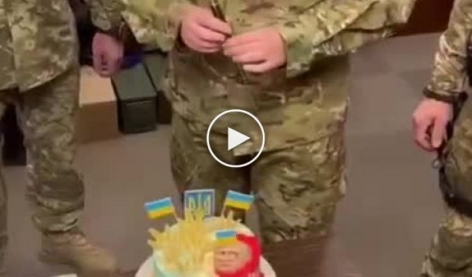 Александру Турчинову на день рождения подарили торт с головой Путина