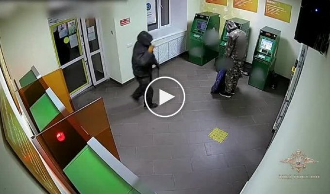 Когда сотрудники ДПС приехали в банкомат снять денег, а нашли грабителей
