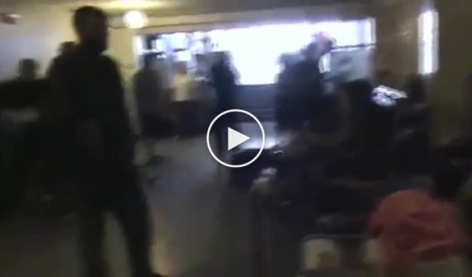 Вокзал Луганска. Террористы забирают мужчин в ополчение