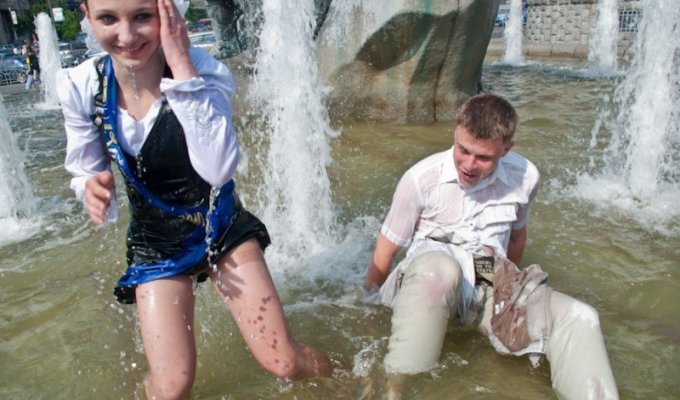 Киевские выпускники в фонтанах (30 фото)