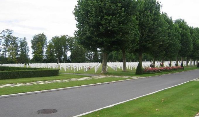 Спрятанное кладбище американских военнослужащих (4 фото)