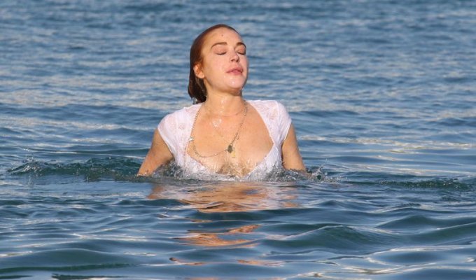 Линдси Лохан в купальнике представляет собой жалкое зрелище (3 фото)