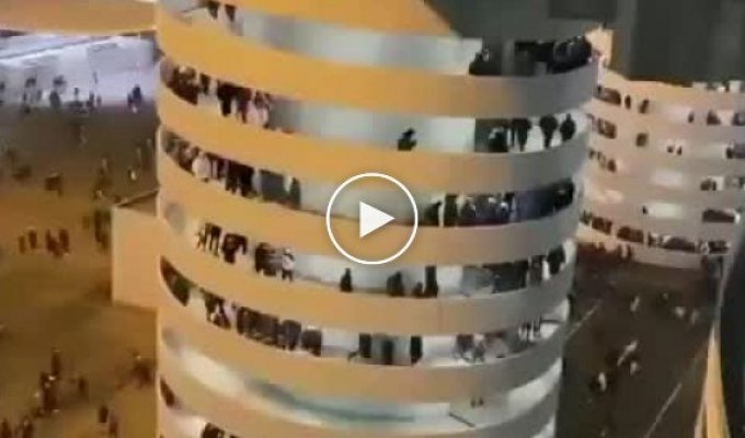 Оптический обман: вращается ли эта лестница на стадионе Сан-Сиро в Милане
