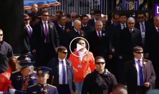 Путин и стадо гостей испугались хлопка, который прозвучал во время парада