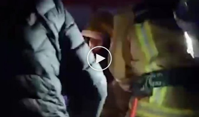 Спасатели вытащили из колодца девочку, которая провалилась туда катаясь на ватрушке