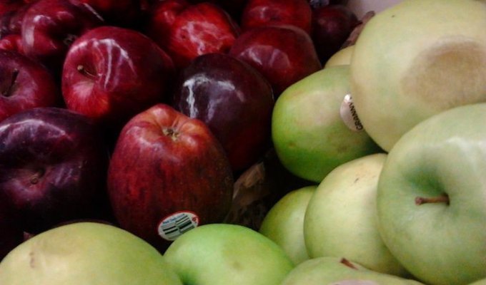 Вот что случится, если залить блестящие магазинные яблоки горячей водой (7 фото)