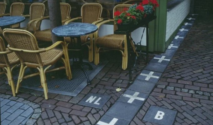 12 International Borders That Shatter Every Stereotype (13 photos)