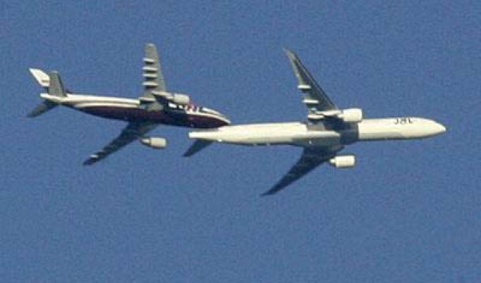 Два самолета чудом избежали столкновения (7 фото)