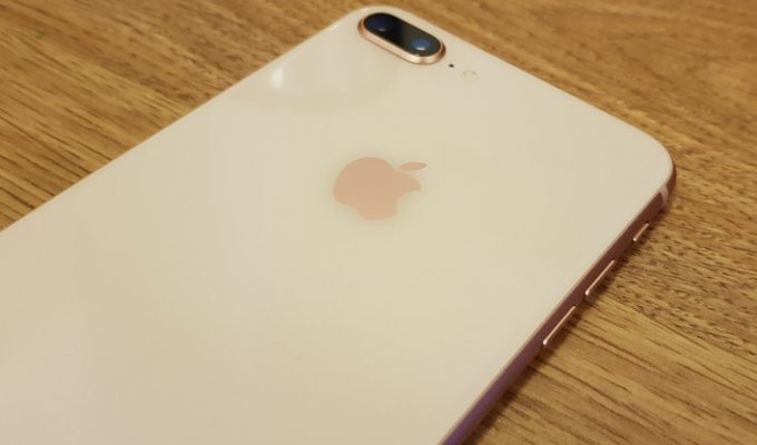 Apple начала проверку почему у нового iPhone 8 Plus отваливается экран (3 фото)