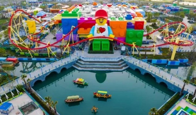 В Шанхае построили самый большой в мире Legoland (5 фото + видео)