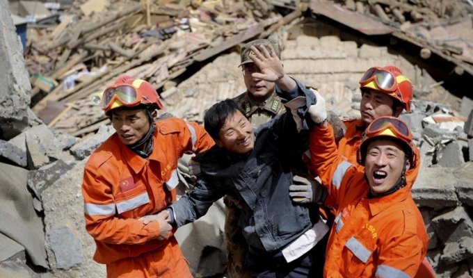 Спасатели в поисках выживших после землетрясения в Китае  (23 фото)