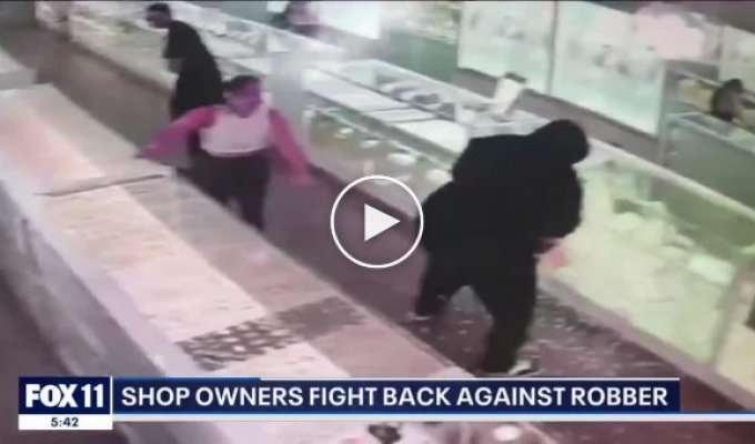 Толстый грабитель получил достойный отпор от работников ювелирного магазина