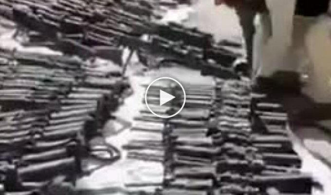 Талибы вскрыли первый из многочисленных складов, на которых американцы хранили оружие