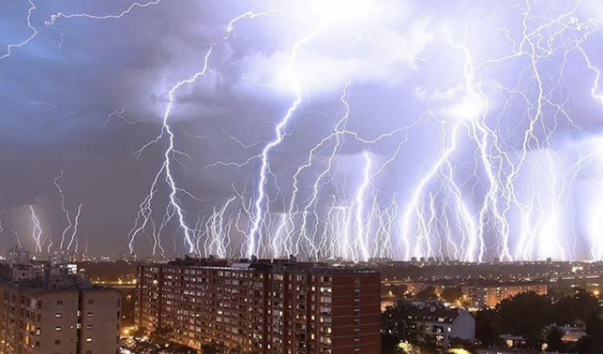 Scary and beautiful: the unstoppable power of lightning (11 photos)