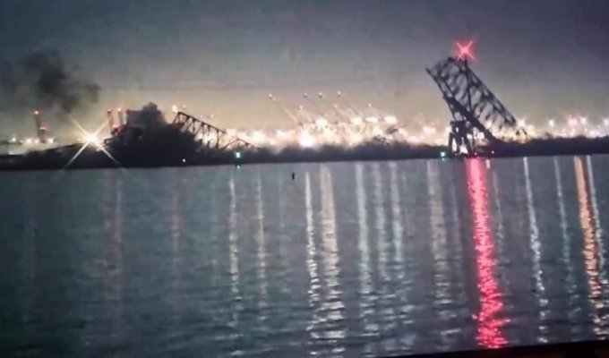 An entire bridge collapsed after a ship crashed into it (4 photos + 3 videos)