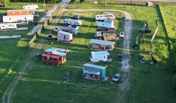 71-Year-Old American Woman Creates Women-Only Community (3 Photos)