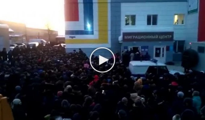 ОМОН пытается разогнать мигрантов в Томске