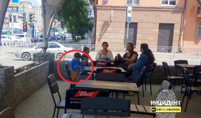 В Новосибирске родители разрешили ребенку справить нужду прямо за столом кафе