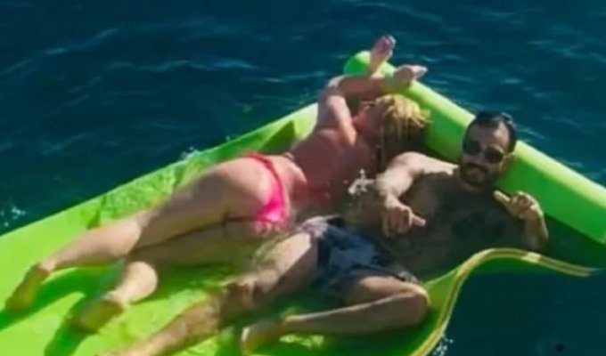 Britney Spears' latest suitor (4 photos)