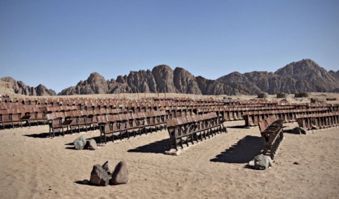 Призрачный кинотеатр посреди пустыни (9 фото)