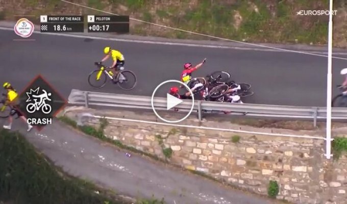 Велосипедистка упала с высоты нескольких метров во время гонки