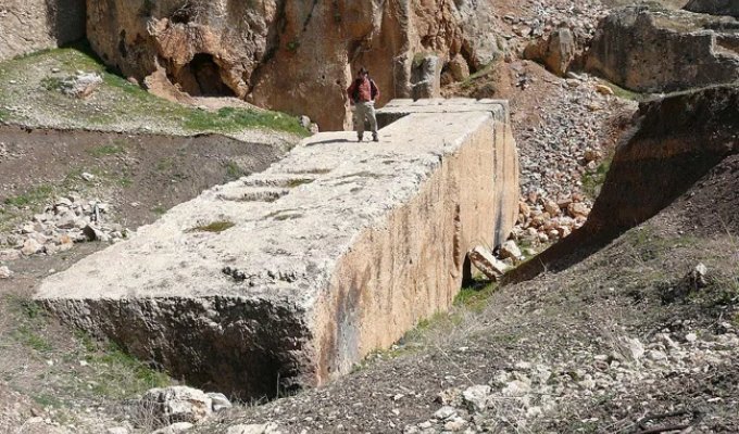 Исполинские камни, в существование которых трудно поверить (30 фото)