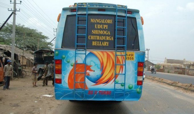 Фаерфокснутый автобус в Индии (5 фотографий)