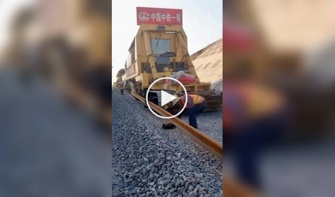 How rails are laid in China