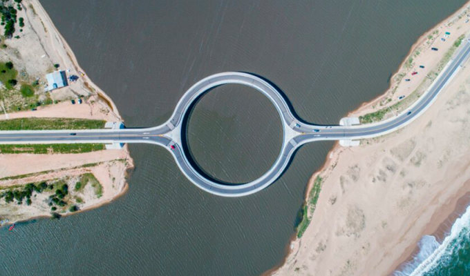 Почему мост в Уругвае имеет круглую форму? (5 фото)