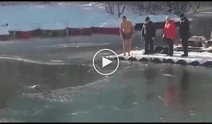 В Симферополе мужчина спас провалившуюся под лед собаку