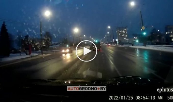 Водитель военного МАЗа проскакивал на «красный» в Гродно и протаранил легковушку
