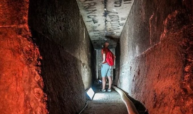 Мужчина пролез по тоннелю в египетскую пирамиду (3 фото + 1 видео)