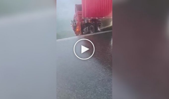В Китае водитель фуры чуть не упал с моста
