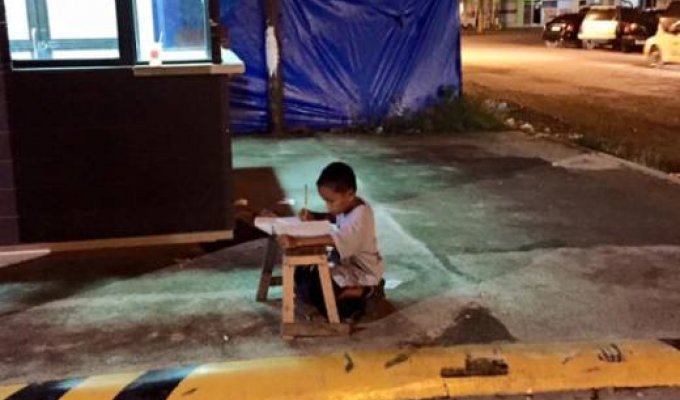 Бездомный филиппинский мальчик, любящий учиться, получил государственную помощь благодаря обычным фото (4 фото)