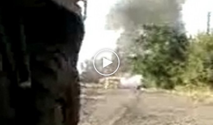 Украинские бойцы сожгли КамАЗ и автобус с российскими морпехами