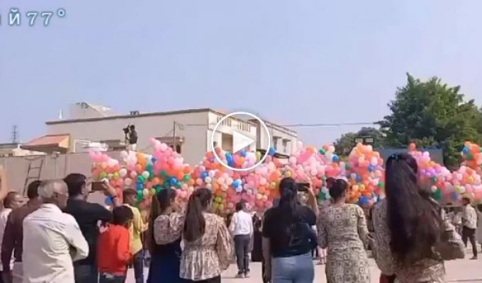 Взрыв воздушных шаров на празднике в Индии