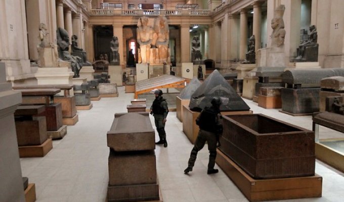 Египет: военные задержали 50 человек в музее (11 фото)