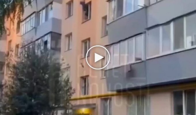 В Альметьевске спасли повисшего на окне пятиэтажки мужчину