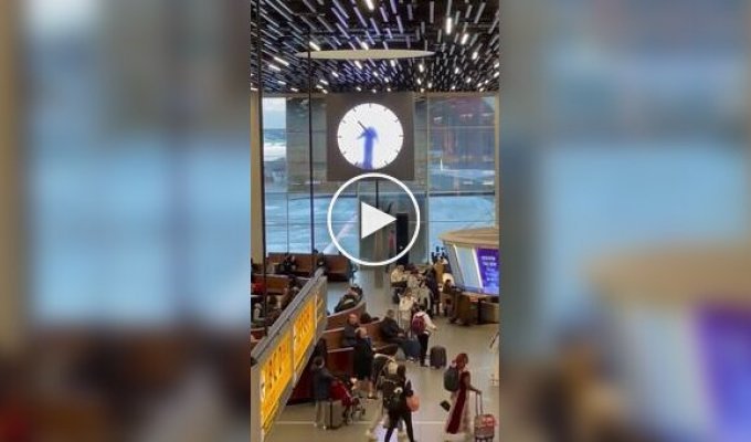 Необычные часы в аэропорту Амстердама