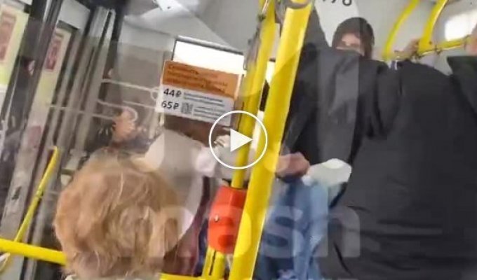 In St. Petersburg, bus passengers got into a fight with a man who tried to smoke in the cabin