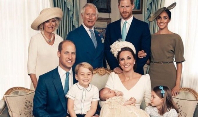 Британская королевская семья поделилась новыми снимками с крещения малыша (7 фото)