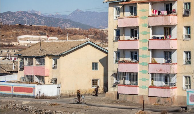 What real apartments of ordinary people in North Korea look like (19 photos)