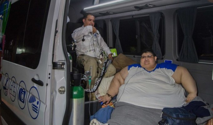 Самый толстый мужчина в мире поправился еще на 85 кг (4 фото)